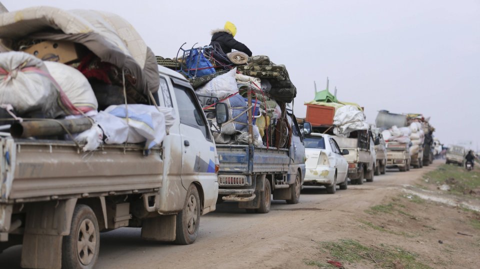 konvoj syrských obyvatel z provincie Idlib míří k Turecku